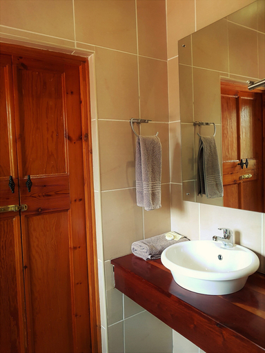 Bathroom 3, African Roots Guest House, Capricorn