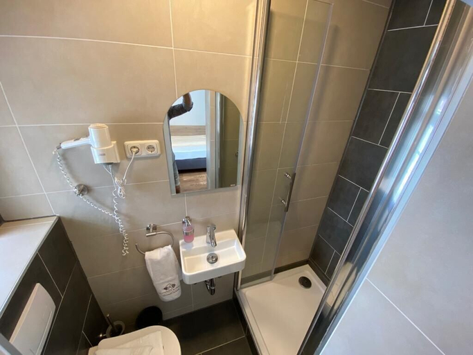 Bathroom 5, Hotel Goldene Traube, Günzburg