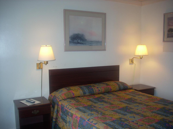 Bedroom 4, Economy Inn Monterey, Monterey