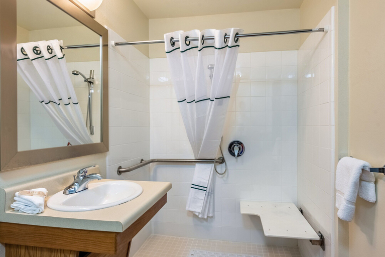 Bathroom 4, HomeTowne Studios by Red Roof Columbus, Franklin