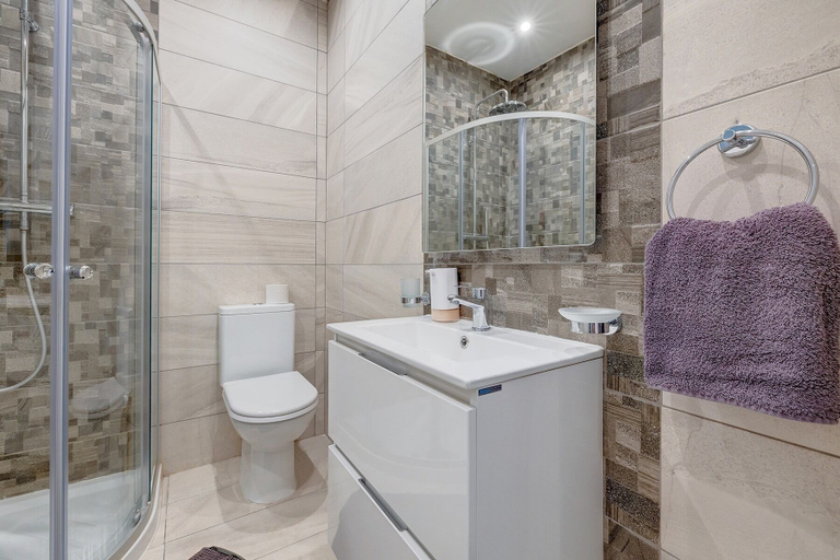 Bathroom, Contemporary 1BR Apartment, Central Location