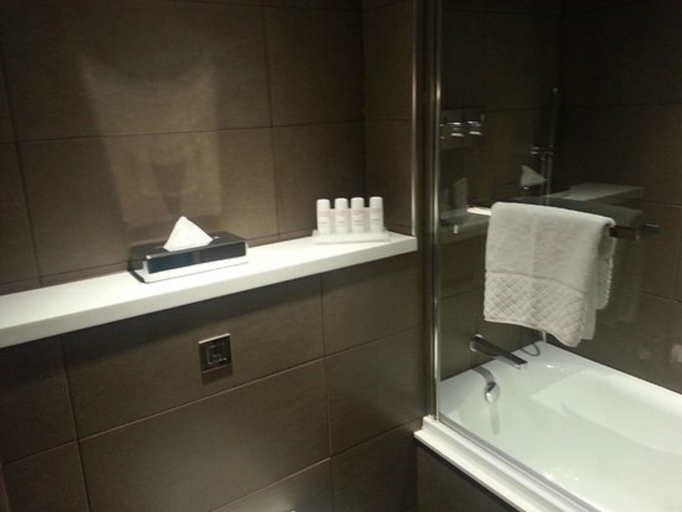 Bathroom 5, Radisson Blu Hotel Manchester, Airport, Manchester