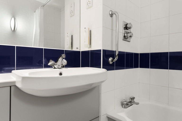 Bathroom 4, Days Inn by Wyndham Abington M74, South Lanarkshire