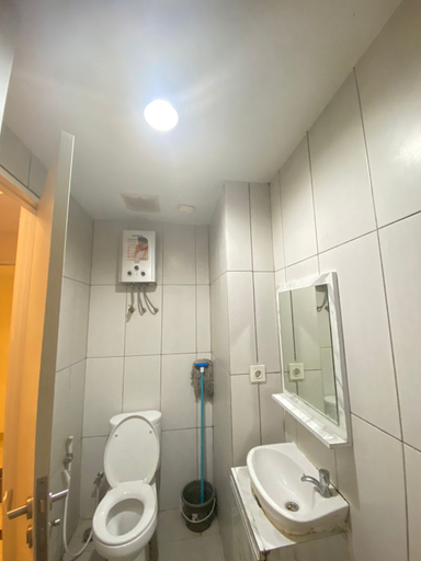 Bathroom 5, Grand Kamala Lagoon Apartment by Paris Property, Bekasi