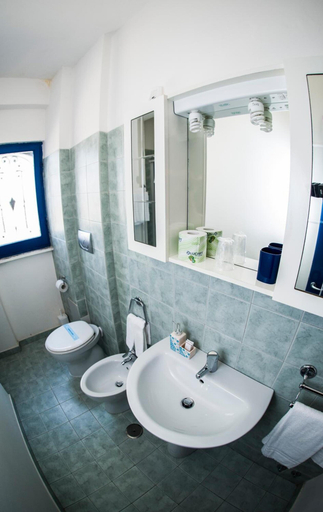 Bathroom 4, Hotel Ristorante Meson Feliz, Latina