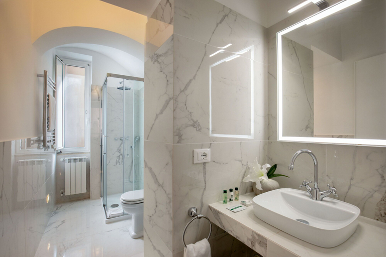 Bathroom 5, Belsiana House, Roma