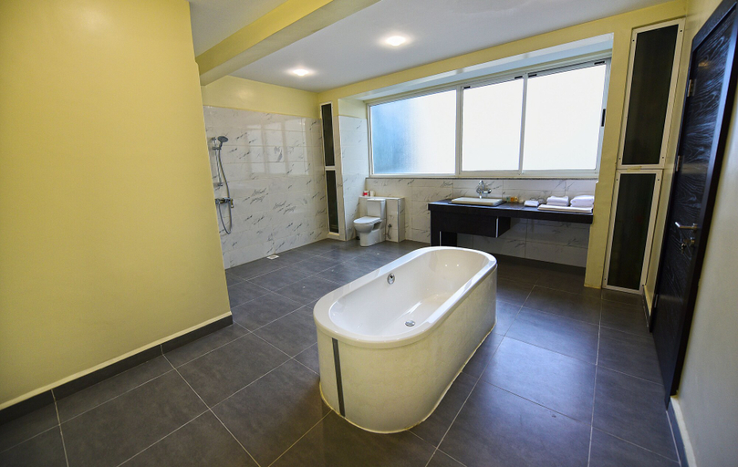 Bathroom 5, Protea Hotel by Marriott Kampala Skyz, Kampala