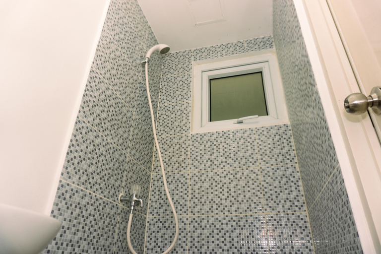 Bathroom 5, Simply Studio No Kitchen Apartment at 5th Floor Aeropolis Residence By Travelio, Tangerang