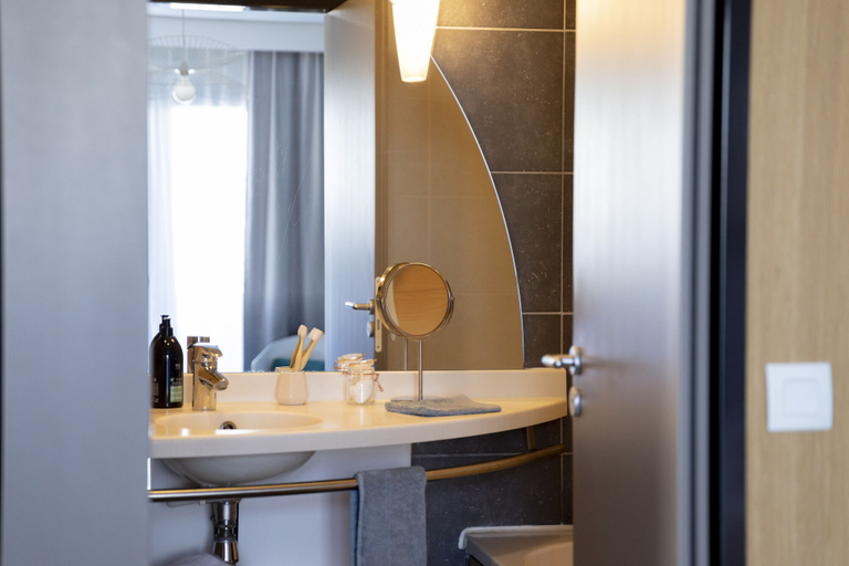 Bathroom 5, Aparthotel Adagio Annecy Centre, Haute-Savoie