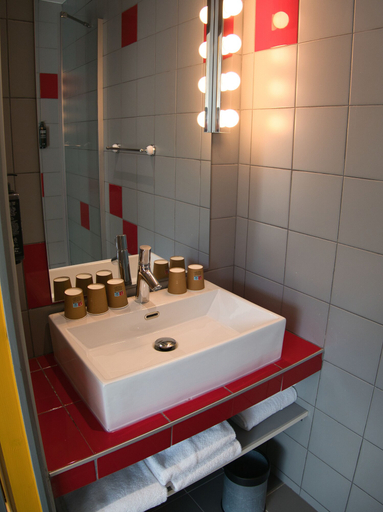 Bathroom 4, ibis Styles Chartres, Eure-et-Loir
