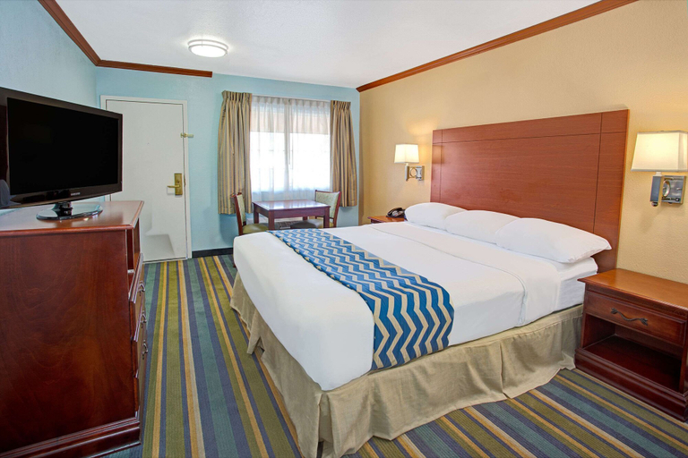 Bedroom 4, Travelodge by Wyndham Bishop, Inyo