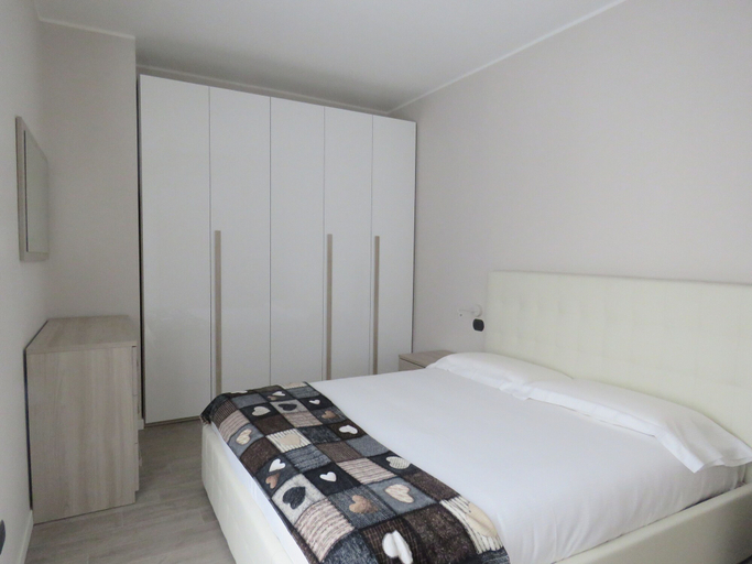 Bedroom 3, Lake Como Holiday Apartments, Lecco