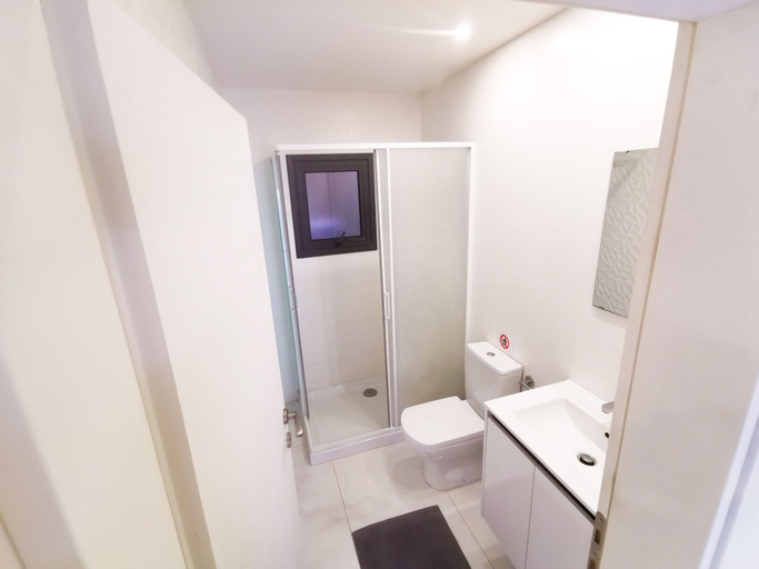 Bathroom, The White Pearl Apartment, Larnaca