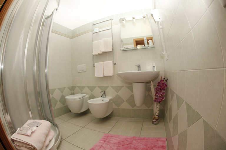Bathroom 5, Hotel Lo Scirocco, Livorno