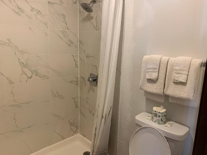 Bathroom 5, Landmark Inn, Kansas City