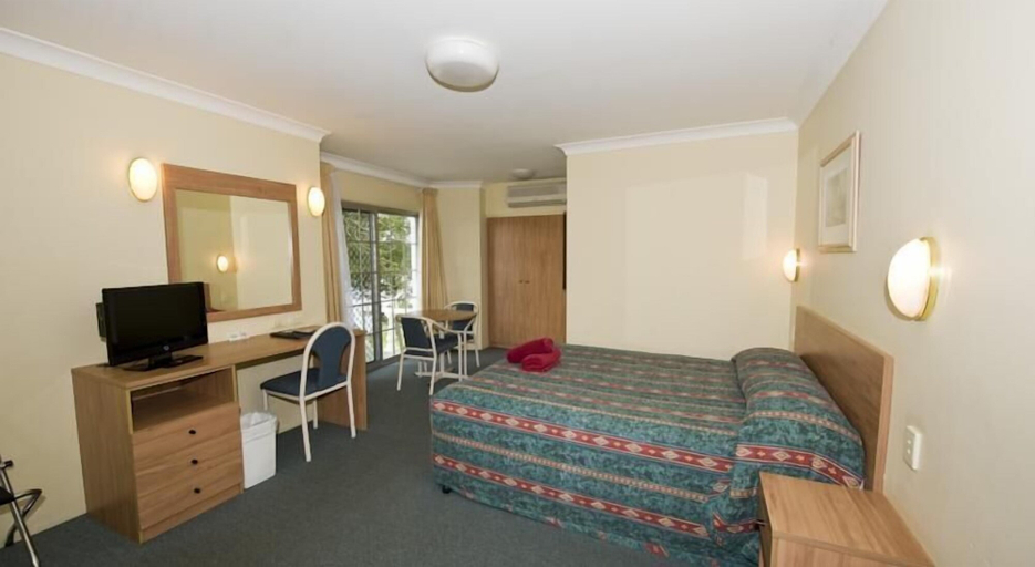 Bedroom 2, Colonial Court Motor Inn, Kempsey