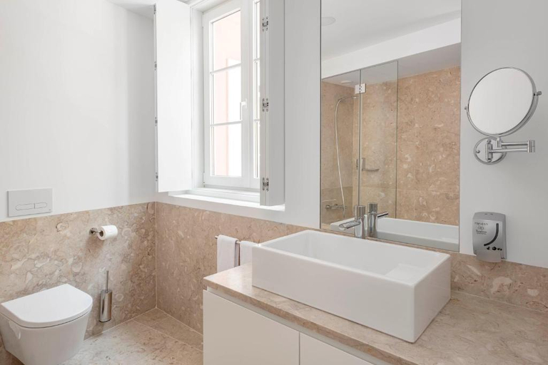 Bathroom 5, Tandem Palacio Alfama Suites, Lisbon