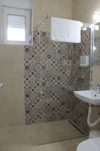 Bathroom 5, Garni Hotel 11Tica DM, Novi Sad