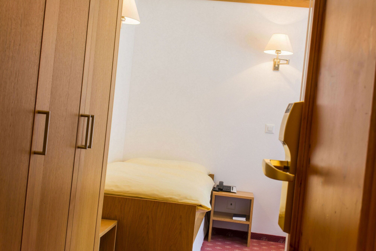 Bedroom 3, Hotel Excelsior, Visp