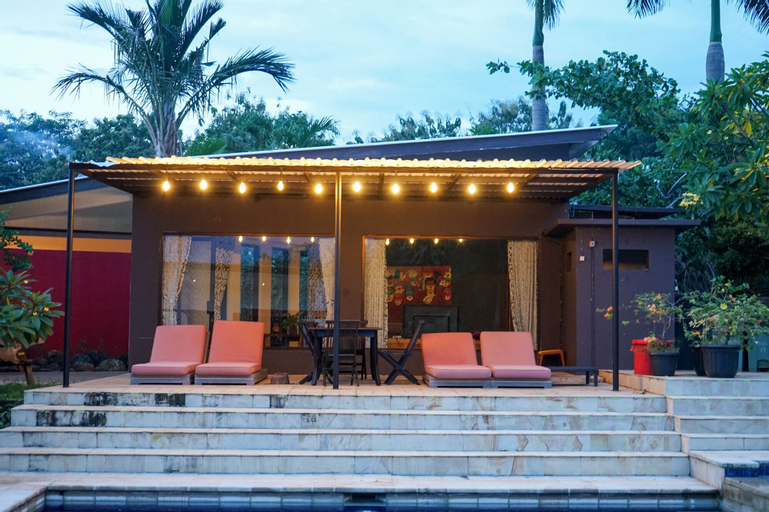 Exterior & Views 24
