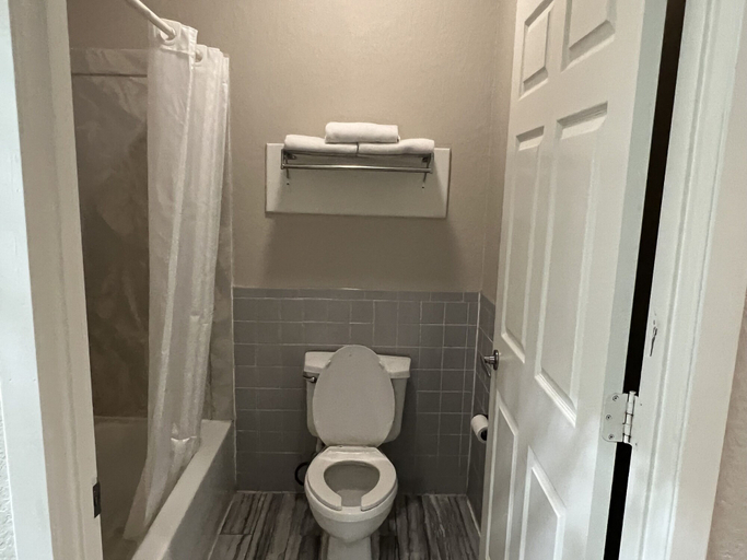 Bathroom 5, Scott Inn Suites - Downtown Houston, Houston