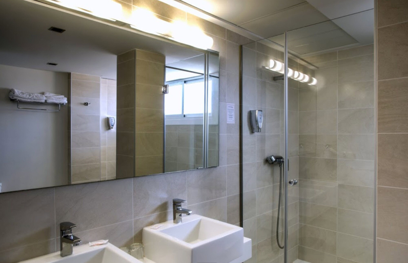 Bathroom 5, Hotel Safari, Valencia