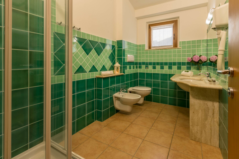 Bathroom 5, Hotel Brancamaria, Nuoro