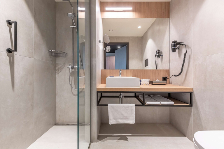 Bathroom 5, Park Inn by Radisson Vilnius Airport Hotel & Conference Centre, Vilniaus