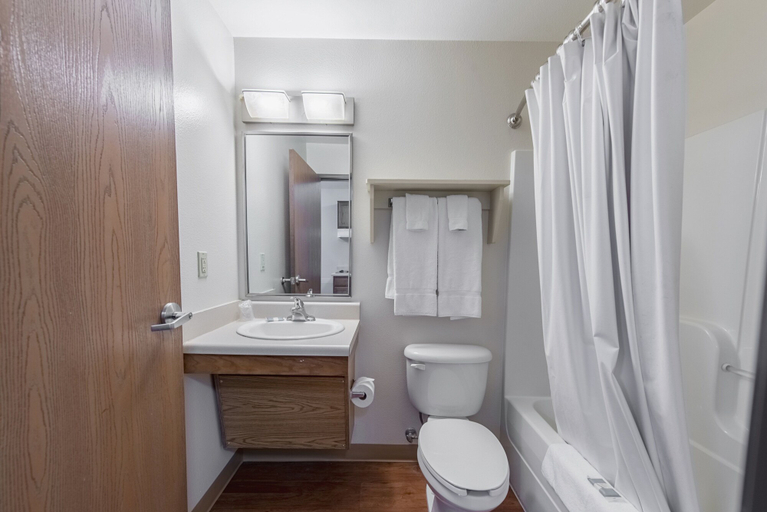 Bathroom 4, HomeTowne Studios by Red Roof Columbus, Franklin