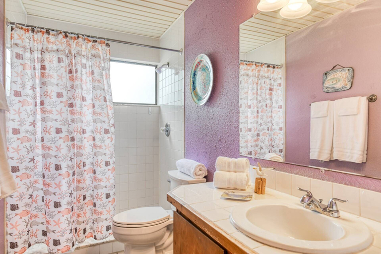Bathroom 4, Endless Summer on B Street, Saint Johns