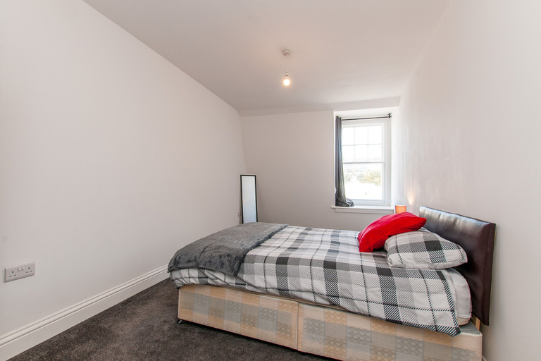 Others 3, 2 Bed Flat in Pedestrianized High Street, Kent