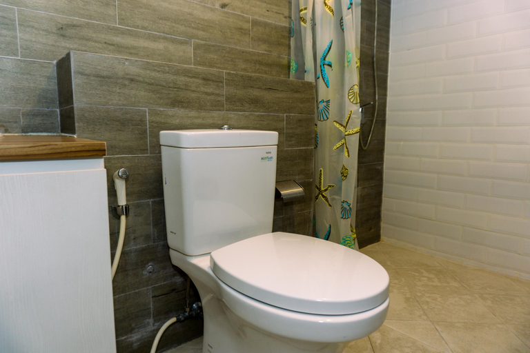 Bathroom 5, Nice and Elegant 2BR Apartment at Springhill Terrace Residence By Travelio, Jakarta Pusat