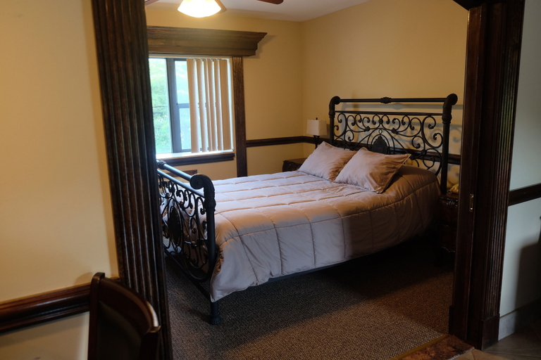 Bedroom 4, Chalet Inn & Suites Centerport, Suffolk