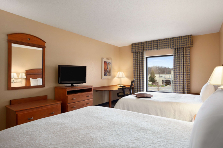 Bedroom 3, Hampton Inn Geneva, Ontario