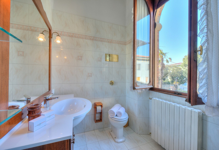Bathroom 4, Villa Barbara, Brescia