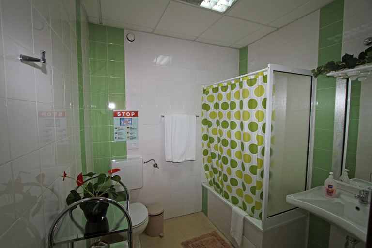 Bathroom 5, Pensão Praça da Figueira, Lisbon