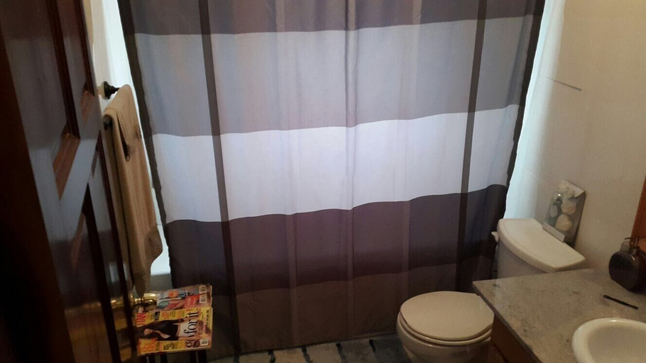 Bathroom 5, Palms of Liguanea
