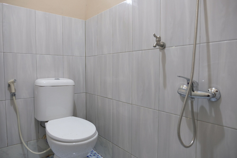 Bathroom 3, OYO 1851 Homestay Joss, Belitung