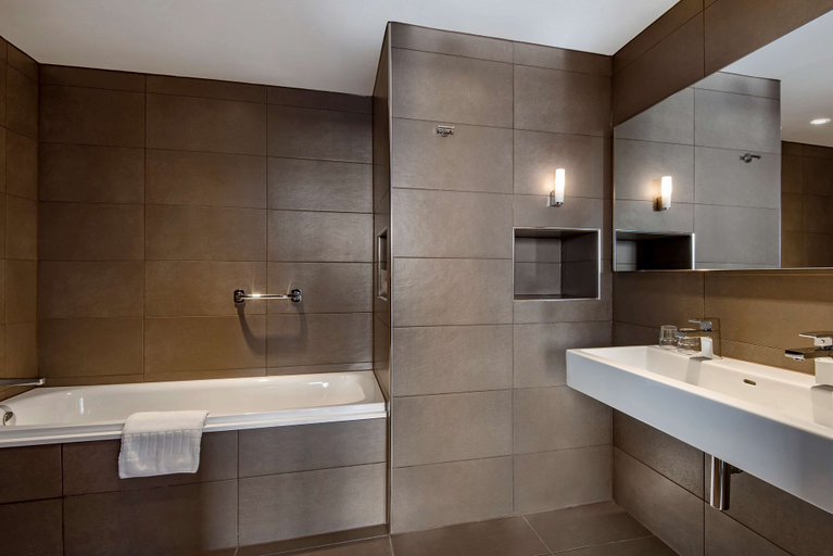 Bathroom 5, Radisson Blu Hotel Manchester, Airport, Manchester