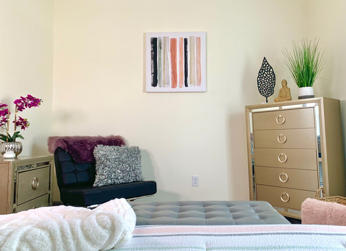Bedroom 3, The Eastside Manor - Private Yard & Parking, Near Falls & Casino by Niagara Hospitality, Niagara