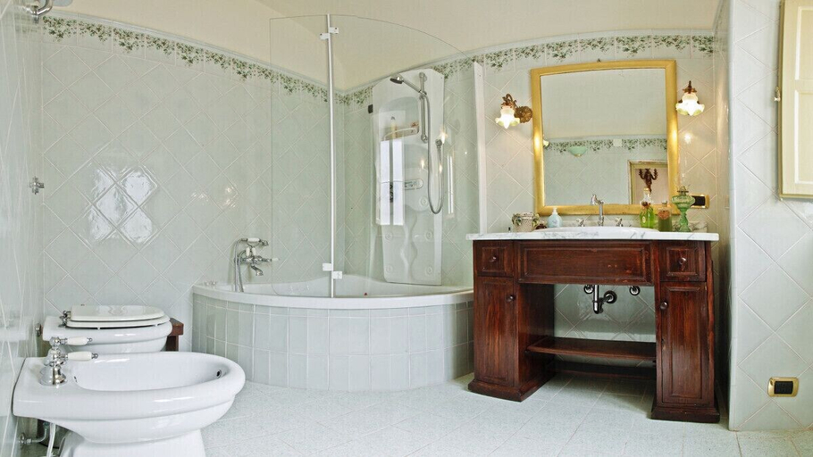 Bathroom, Casa Barone Agnello, Palermo