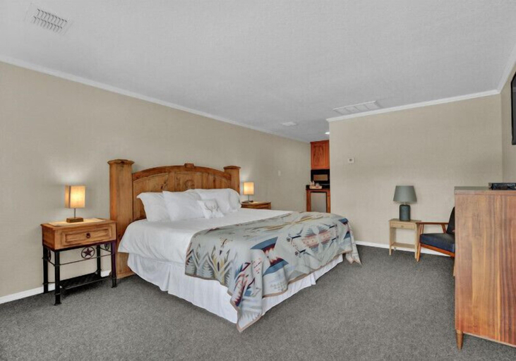 Bedroom 2, Maven's Inn & Grill, Comal