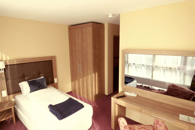 Bedroom 3, Nashira Kurpark Hotel, Calw