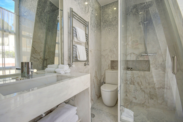 Bathroom 5, Solar dos Mouros, Lisbon