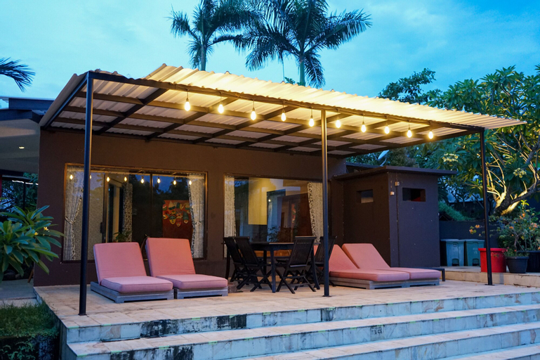 Exterior & Views 25
