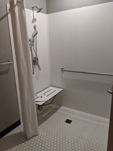 Bathroom 3, Studio 6 North Platte, NE - East, Lincoln