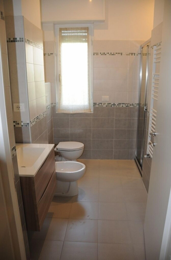 Bathroom 2, La Perla Affittacamere, La Spezia
