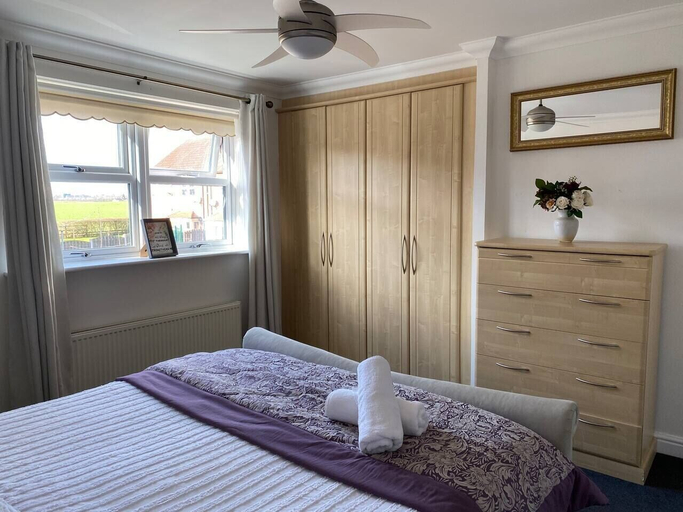 Bedroom 2, 4-bed House With Private Garden in Barnsley!, Barnsley