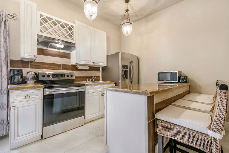 Others 5, 2BD Spacious condo Steps from ST Charles, Orleans