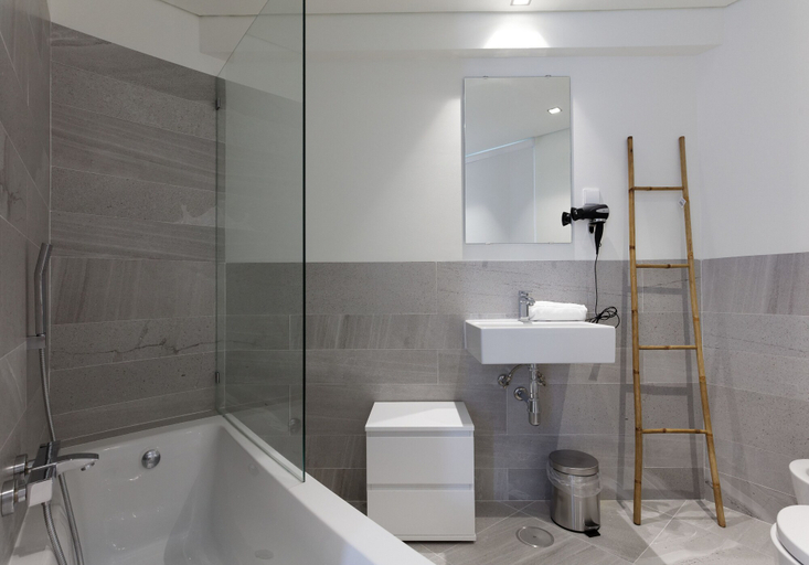 Bathroom 2, City Stays Alegria Apartments, Lisbon
